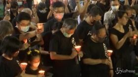 Hong Kong: in migliaia sfidano i divieti, candele in ricordo di piazza Tienanmen
