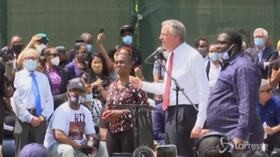 New York, alla commemorazione di Floyd la folla fischia il sindaco de Blasio