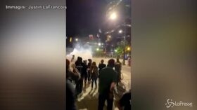 Nord Carolina, la polizia chiude a tenaglia i manifestanti sotto pioggia di lacrimogeni. Aperta un’inchiesta