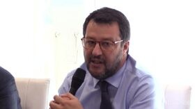 Decreto Scuola, Salvini: “Bambini chiusi nel plexiglass? Caz**ta di un ministro incompetente”