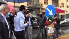 Napoli, Salvini contestato mentre depone corona di fiori: “Qui non devi venire”