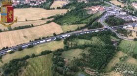 Arezzo, incidente sull’A1 con 4 morti: le immagini dall’elicottero della polizia