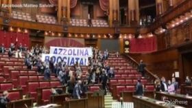 Decreto Scuola alla Camera, striscioni e cori della Lega contro la ministra Azzolina