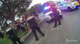 Usa: agente ferma una donna e frantuma parabrezza della sua auto per farla scendere