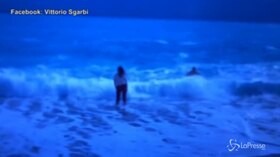 Paura per Vittorio Sgarbi in Albania: scompare tra le onde mentre fa un bagno in mare