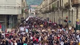Torino, in duemila sfilano per ricordare George Floyd