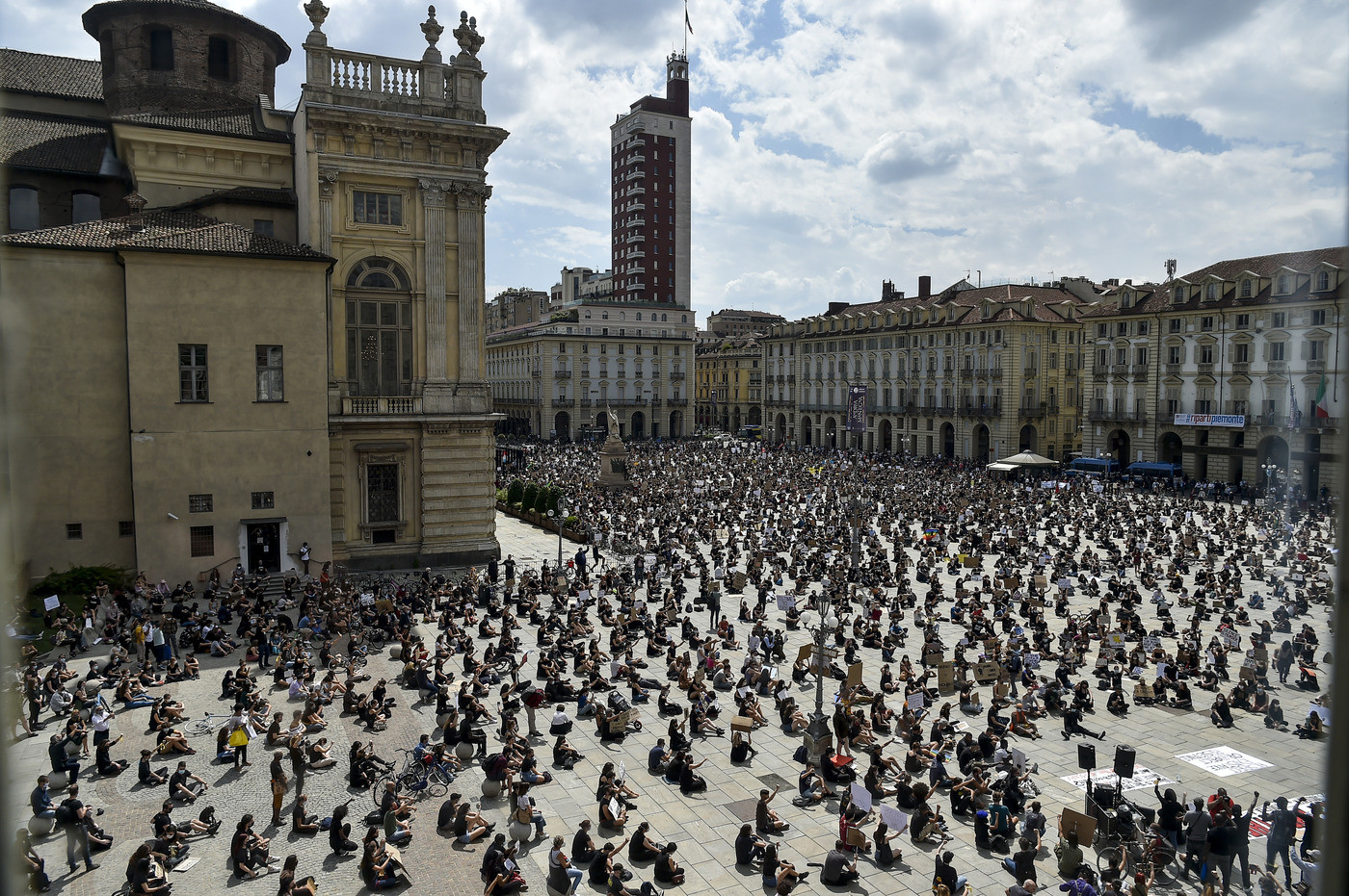 “I can’t breathe”, flash mob in memoria di George Floyd a Torino