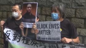 Hong Kong, piccola manifestazione davanti al consolato Usa per George Floyd
