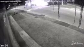 Desio, auto contro pompa di benzina: le immagini dello schianto