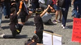 In migliaia in piazza a Roma contro il razzismo: in ginocchio per George Floyd