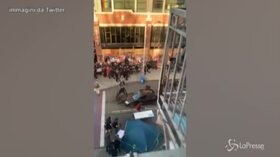 Usa, auto lanciata su manifestanti a Seattle: guidatore spara, un ferito