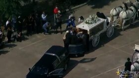 Funerali Floyd, il feretro trasportato in una carrozza trainata da cavalli