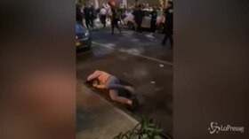 Proteste USA, il video del poliziotto che sbatte a terra la ragazza