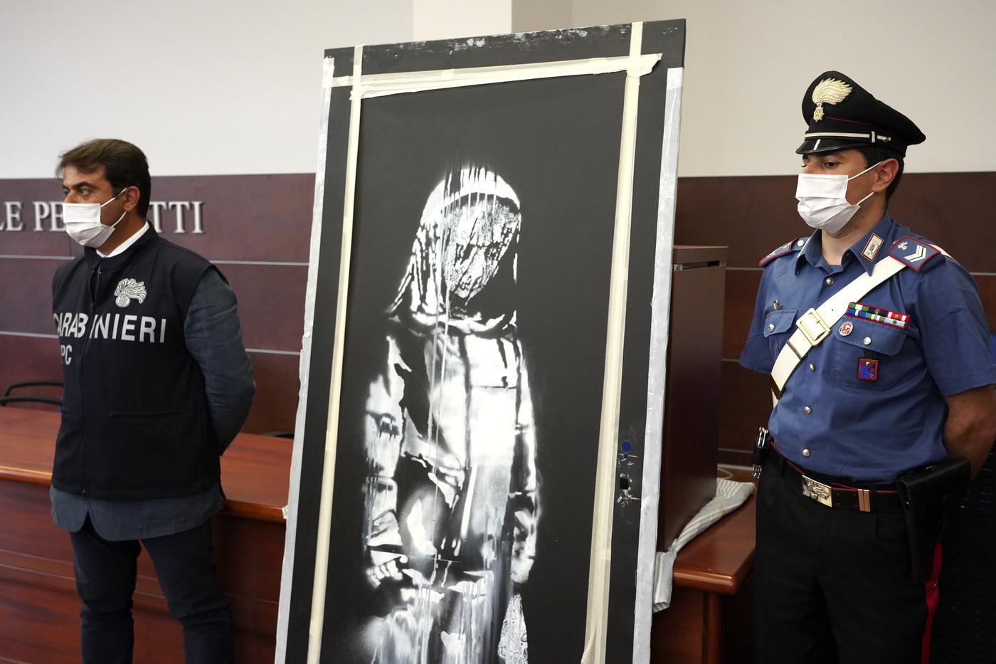 Banksy, ecco la porta del Bataclan dipinta da Banksy e ritrovata in Abruzzo