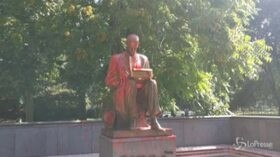 Milano, imbrattata la statua di Indro Montanelli