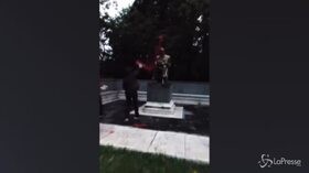 Milano, Rete studenti e Lume rivendicano imbrattamento statua Montanelli: il video