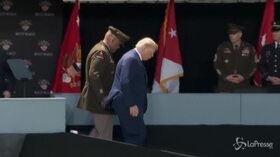 Trump, un rampa mette in difficoltà il presidente Usa
