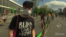 Germania, a Berlino catena umana contro il razzismo
