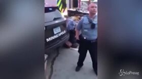 Morte George Floyd, spunta un nuovo video che inguaia la polizia
