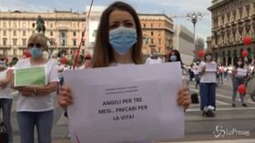Milano, flash mob degli infermieri in piazza Duomo: “Meno ringraziamenti e più riconoscimenti”