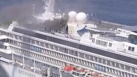 Giappone, un fumo denso si leva da una nave da crociera nel porto di Yokohama