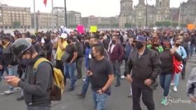 Città del Messico, la polizia protesta contro le cattive condizioni di lavoro: “La sindaca difende gli anarchici”