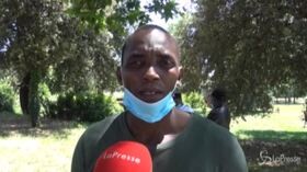 Migranti, Soumahoro incatenato a Villa Pamphili: “Chiediamo risposte sui braccianti”