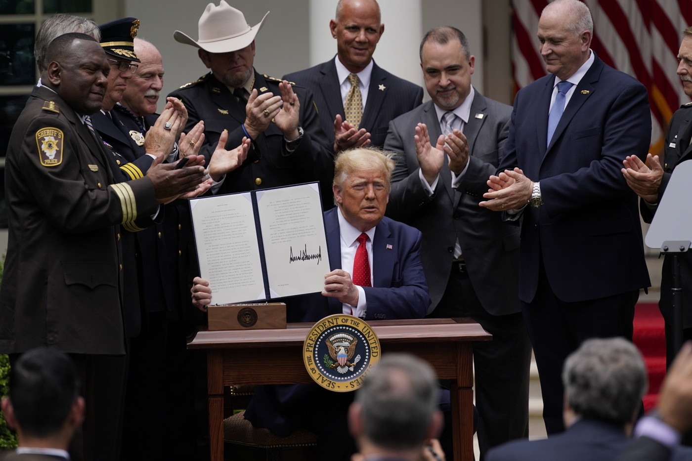 Usa, Trump firma ordine esecutivo su riforma della polizia