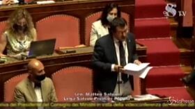 Salvini: “La Azzolina si monti il cubetto di plexiglass in casa sua”
