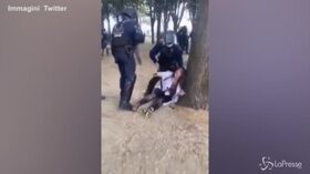 La Francia si infiamma per il brutale arresto di un’infermiera