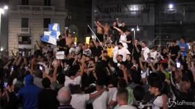 Coppa Italia al Napoli, la città fa festa, cori e caroselli per le strade