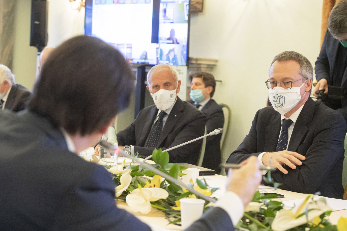 Bonomi batte cassa. Conte: No pregiudizi, piano rilancio prossima settimana