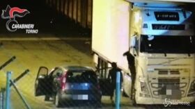 Torino, raffiche di furti in area industriale durante il lockdown: i ladri in azione