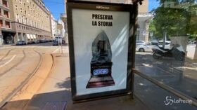 Milano, statua di Montanelli avvolta da un profilattico: “Preservare la Storia”