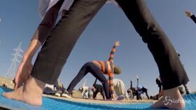 Giornata internazionale dello Yoga, appassionate praticano asana a Kabul