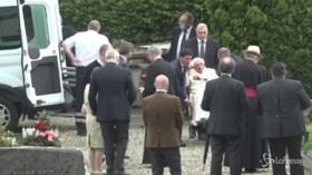 Benedetto XVI in Germania, visita alla tomba di famiglia