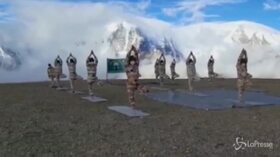 Tibet, la polizia di frontiera pratica yoga a 5300 metri