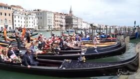 A Venezia la vogada della rinascita, alzaremi davanti all’ospedale