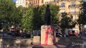 Parigi, imbrattate di vernice due statue legate all’era coloniale