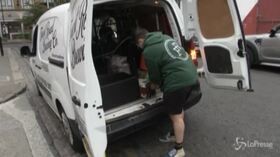 Londra, con i pub chiusi la birra è a domicilio spillata da un furgone