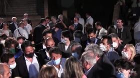 Renzi a Napoli, è ressa per i selfie