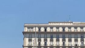 Napoli, Emilio Fede si affaccia dall’ultimo piano dell’hotel con vista Vesuvio