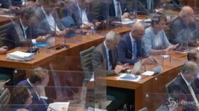 Covid in Germania, plexiglass a separare gli scranni del Parlamento in Nord Reno Westfalia