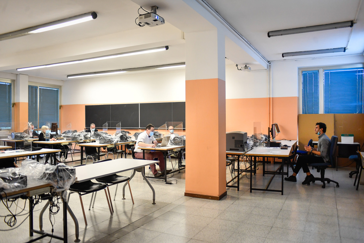 Scuola e ripartenza: è caos, tutti contro la ministra Azzolina