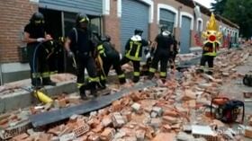 Varese, crolla il cornicione di un edificio: muoiono madre e due figli