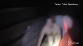 Usa, le immagini del nuovo arresto choc in Arizona: uomo ispanico muore soffocato