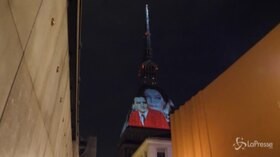Torino, la cupola della Mole Antonelliana illuminata per San Giovanni