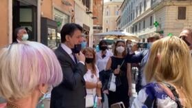 Coronavirus, Conte passeggia nel centro di Roma: selfie e confronto con i commercianti