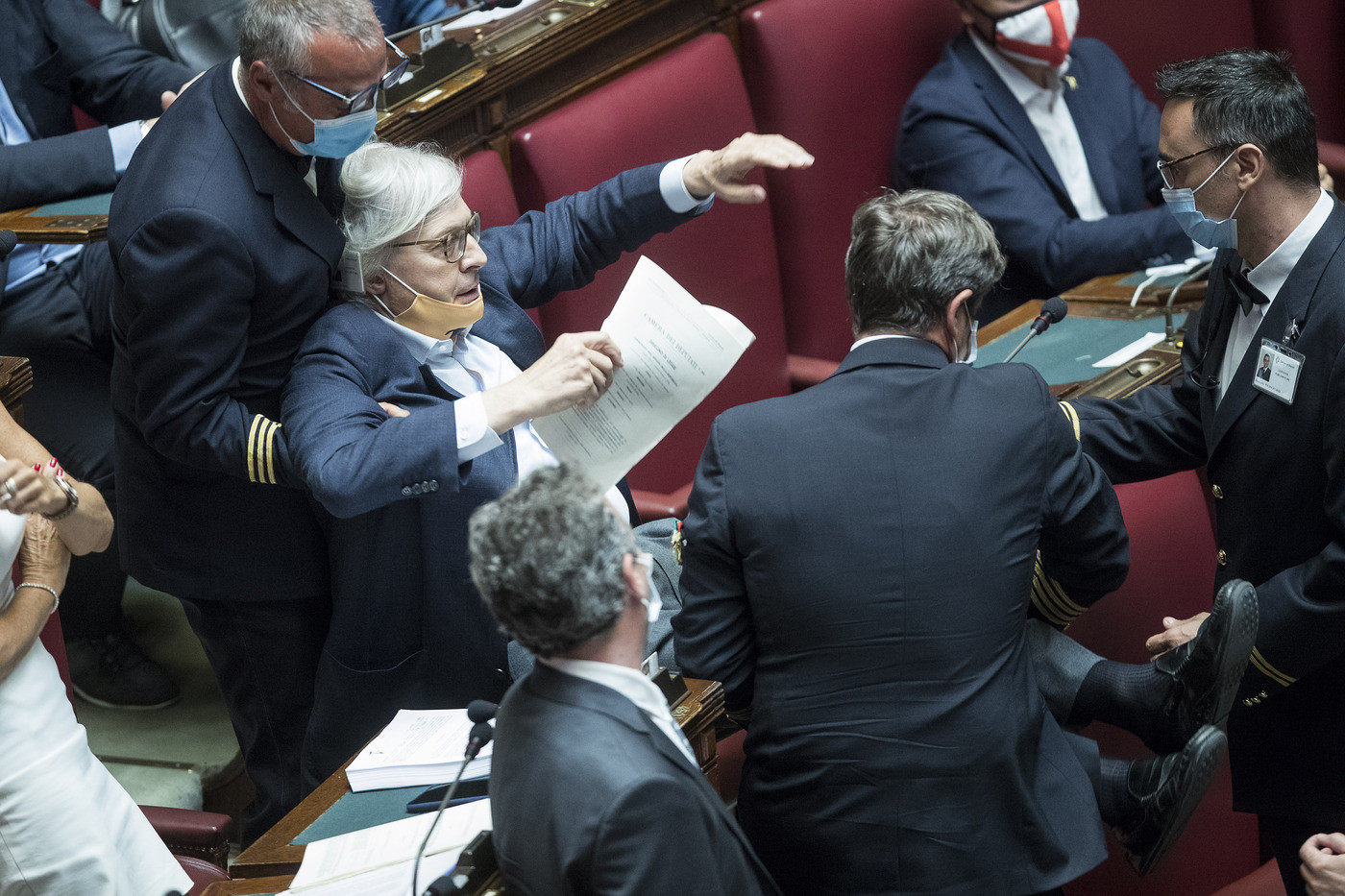 Camera, Sgarbi trascinato di forza fuori dall’Aula dopo gli insulti a Bartolozzi