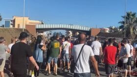 Mondragone, guerriglia nella zona rossa: 49 positivi